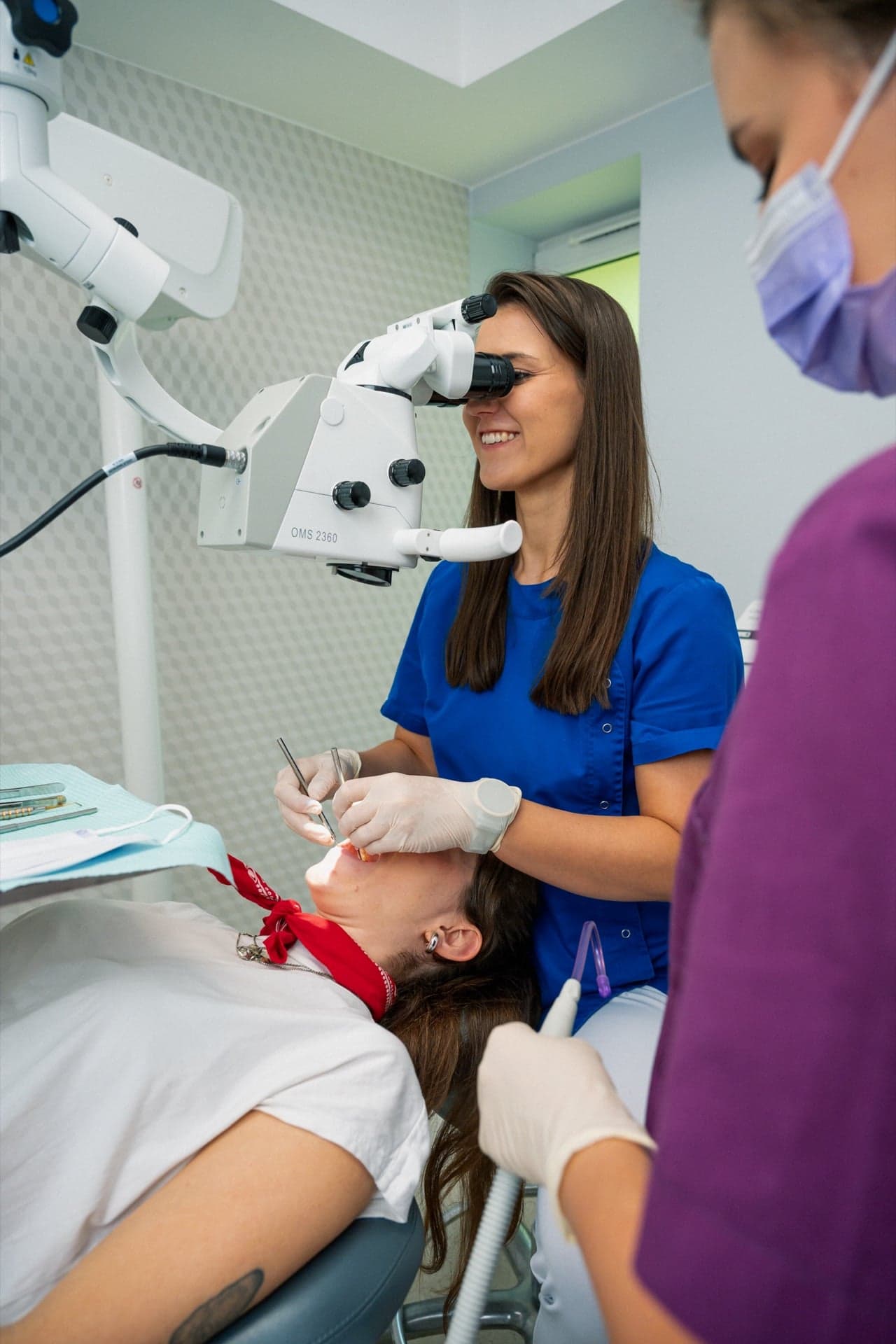 Stomatologia, której nie widać gołym okiem — leczenie pod mikroskopem