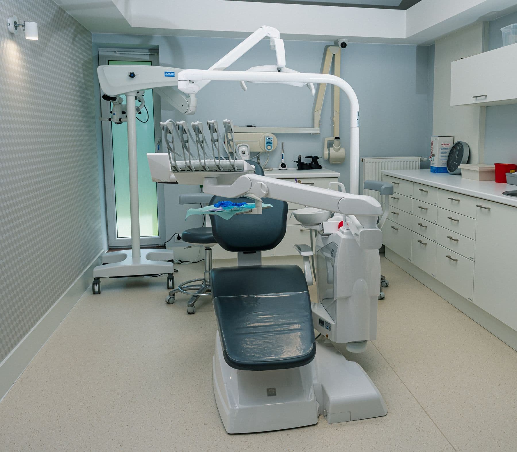 Wnętrze gabinetu zabiegowego Centrum Stomatologii Ursynów — fotel i stanowisko pracy